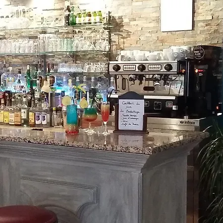 Restaurant Les 3 Chenes Hotell Fréjus